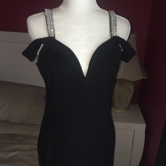 J. Our black gown - Picture 2 of 6